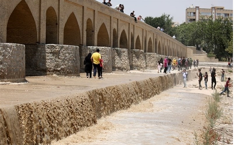 شماری از کشاورزان اصفهان بازگشایی زاینده‌رود را خواستار شدند