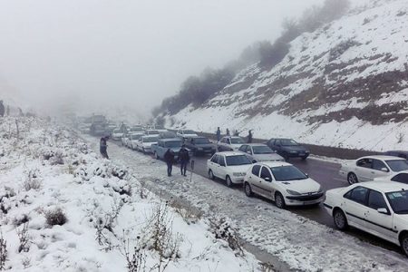 مه‌آلودگی و لغزندگی در محورهای مواصلاتی اصفهان/ امدادرسانی به ۸۲۰ دستگاه خودرو