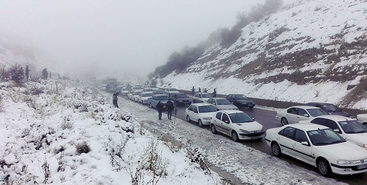 مه‌آلودگی و لغزندگی در محورهای مواصلاتی اصفهان/ امدادرسانی به ۸۲۰ دستگاه خودرو