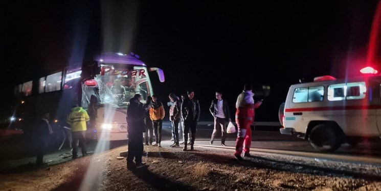 برخورد اتوبوس با کامیون در اتوبان نطنز-اصفهان با ۵ مصدوم