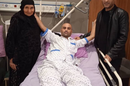 ناگفته‌های عموی کیان پیرفلک از وضعیت برادرش: وقتی ماجرای روز حادثه را برای آقای «محسن رضایی» شرح دادیم عصبانی شد/ دولت تاکنون هیچ کمکی به ما نکرده است/ بسیاری از داروها را با کمک مردم تهیه کردیم