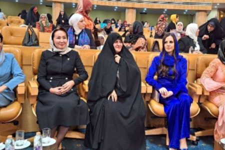 همایش زنان تاثیرگذار چه گرهی از مشکلات کشور باز می‌کند؟/ چنین شوهای تبلیغی چه دردی از کشور دوا می‌کند؟