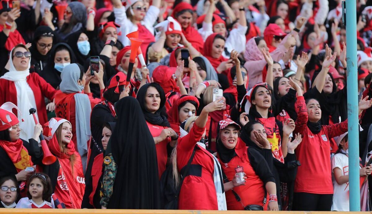 پرسپولیس بدون هواداران زن مقابل هوادار/ حضور زنان در آزادی به تعویق افتاد