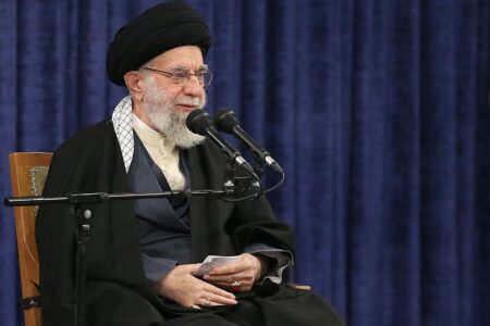 رهبر انقلاب: آن کسانی که شخصیت و هویت خودشان در معرض ویرانی و نابودی است، همه را این‌طور می‌بینند / در اردیبهشت ۶۹ هم یک گروهی نامه نوشته بودند که «مُلک و ملت به لبه‌ی وحشتناک ویرانی و نابودی رسیده»
