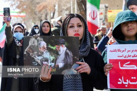 حضور زنان با حجاب متفاوت در راهپیمایی ۲۲ بهمن