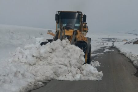 عملیات برف روبی در ۱۵۰ روستای اصفهان در حال انجام است