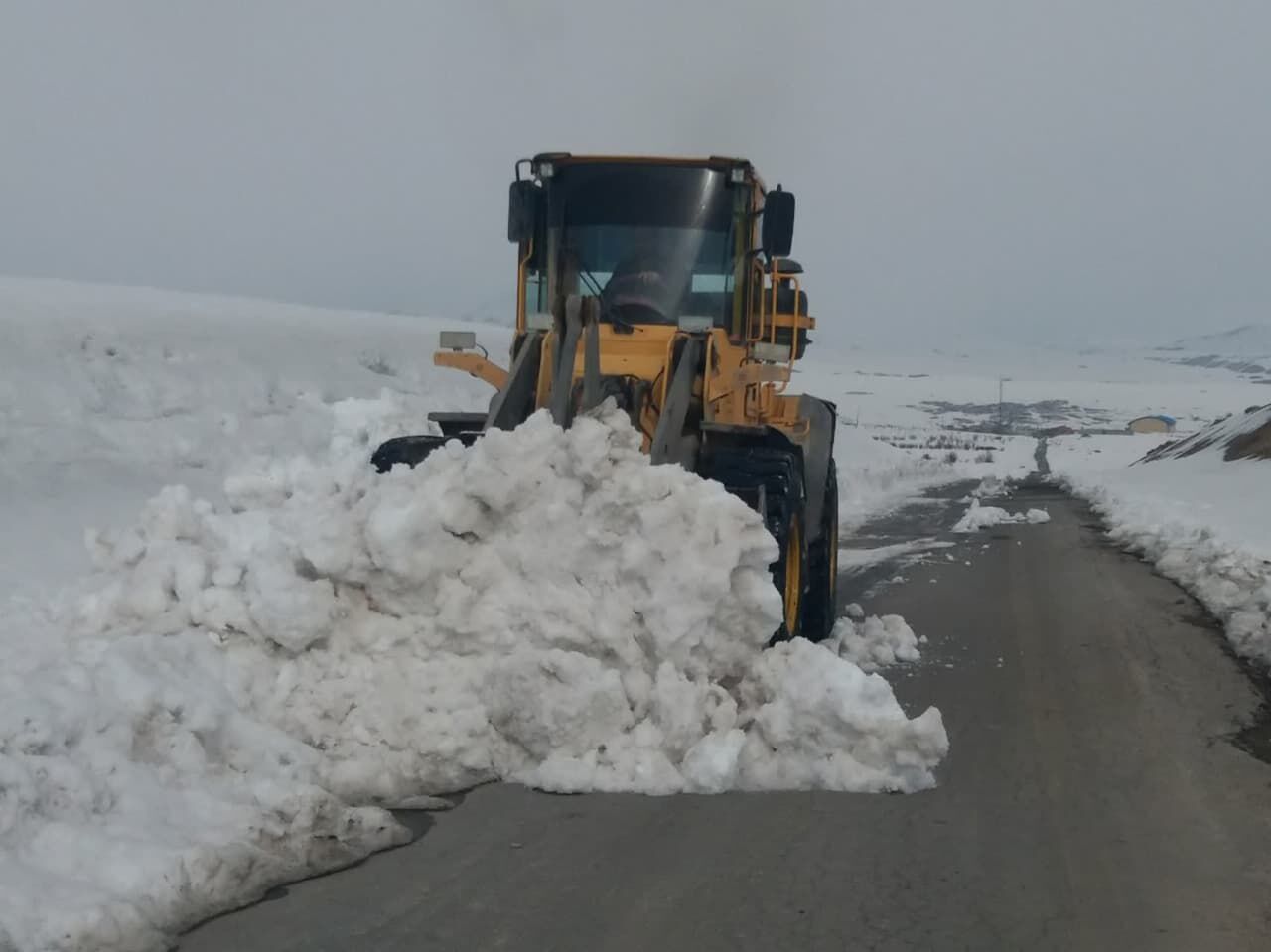 عملیات برف روبی در ۱۵۰ روستای اصفهان در حال انجام است