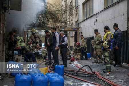 نجات جان ۱۰ نفر در آتش‌سوزی ساختمان خیابان بهار/ عملیات اطفای حریق ادامه دارد