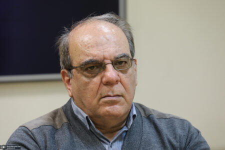 عباس عبدی: سیستمی که اعصاب آن درست کار نکند، متوجه بحران‌هایش نخواهد شد؛ مانند ایران