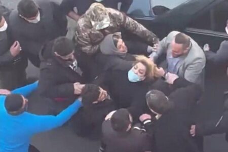 حمایت خبرگزاری فارس از مامورلباس شخصی مقابل مدرسه ۱۳ آبان/ صابرین نیوز: فرد مورد نظر اهل شرب خمر بوده و مامور امنیتی نیست