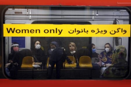 ماجرای پخش زنده واگن خانم‌ها توسط مانیتورهای واگن آقایان در مترو چه بود؟/ عکس