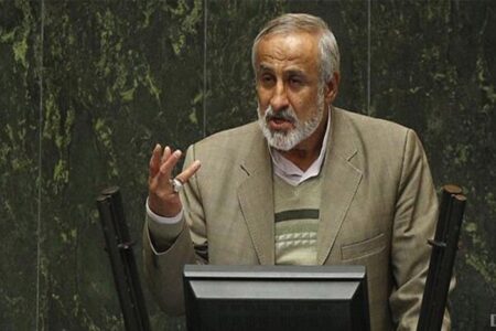 الیاس نادران: یک کارمند در جلسه مجمع تشخیص می‌نشیند و مجلس را به مضحکه می‌گیرد