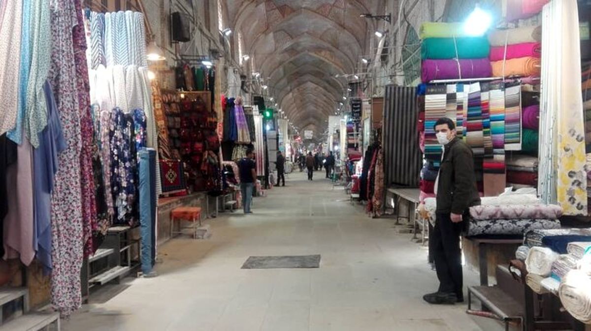 کیهان: مردم پول دارند و خرید می‌کنند و بازار شب عید رونق دارد!