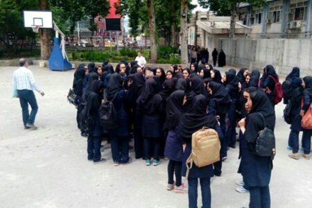 دستورالعمل جدید به مدارس در مواجهه با مسمومیت/ پخش شیرینی، صحبت با رسانه‌ها و خروج از مدرسه ممنوع!