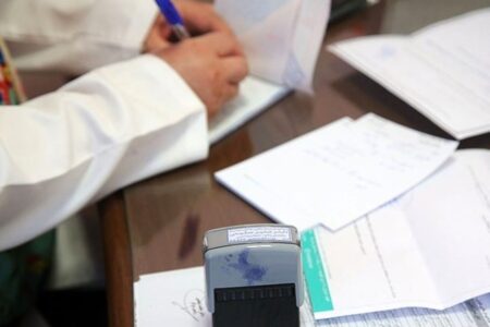 مجوز پزشکانی که کارتخوان استفاده نکنند، لغو می‌شود