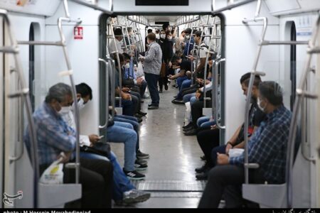 «زاکانی» بین واگن زنان و مردان در مترو پَرده کشید/ تصویر