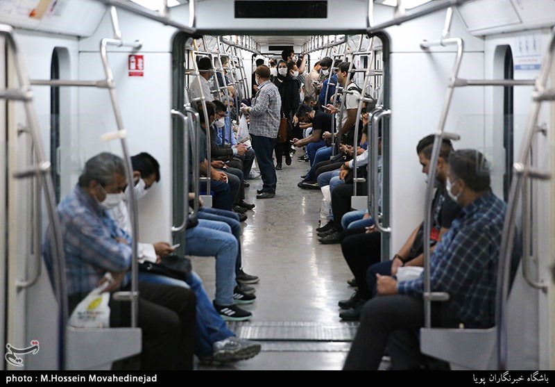 «زاکانی» بین واگن زنان و مردان در مترو پَرده کشید/ تصویر