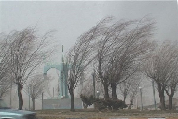 تُندباد و گردوخاک اصفهان را در می‌نوردد