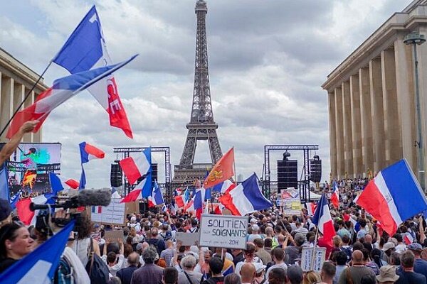 همزمان با تظاهرات مردم در پاریس و..؛ مکرون اصلاحات قانون بازنشستگی را امضا کرد