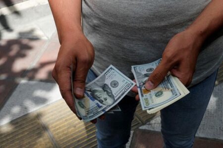 نرخ ارز، دلار، سکه، طلا و یورو یکشنبه ۳۱ اردیبهشت ۱۴۰۲/ دلار در بازار آزاد به ۵۲هزارتومان نزدیک شد