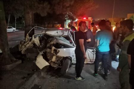 راننده پراید در برخورد با تیر برق در اصفهان جان باخت