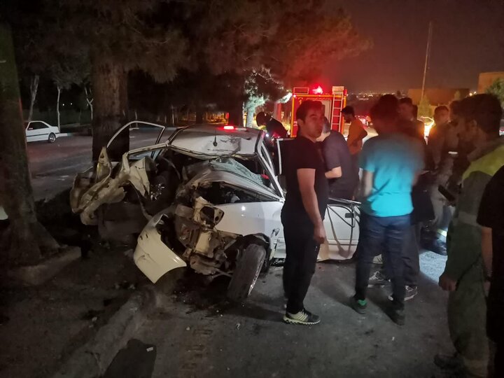 راننده پراید در برخورد با تیر برق در اصفهان جان باخت