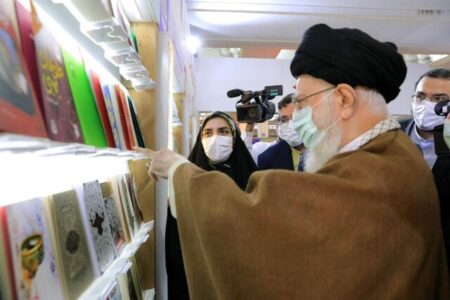 مقام معظم رهبری در بازدید از نمایشگاه کتاب: این عیب بزرگی است که هنوز داستان‌های خارجی مربوط به کودک غلبه دارد