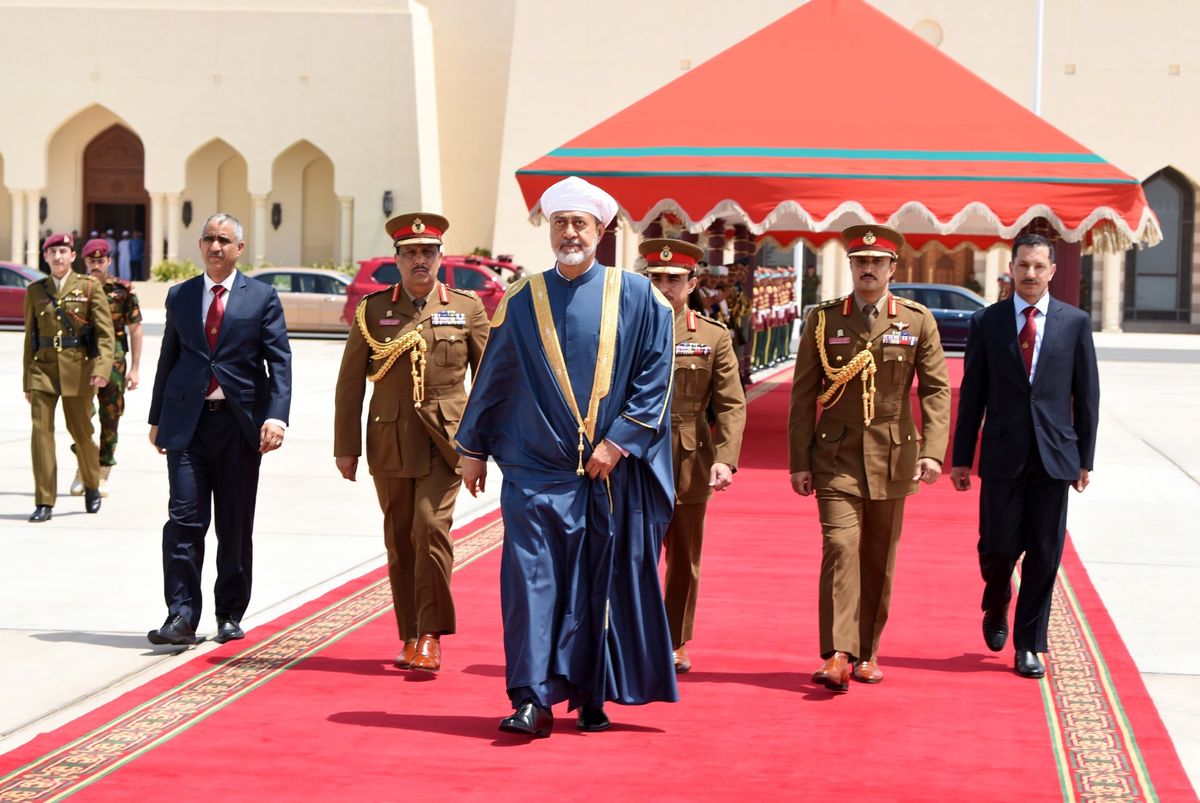 سلطان عمان با عمامه سفید وارد تهران شد