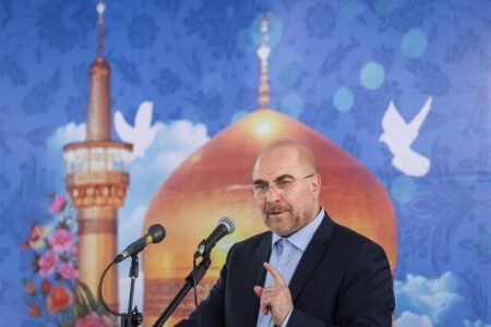 قالیباف: روش فعلی اداره کشور و مدیریت آن غلط است / ما مدیران سالی ۱۰۴ میلیارد دلار ثروت را هدر می‌دهیم  اما برای دریافت ۵ میلیارد دلار دست دراز می‌کنیم