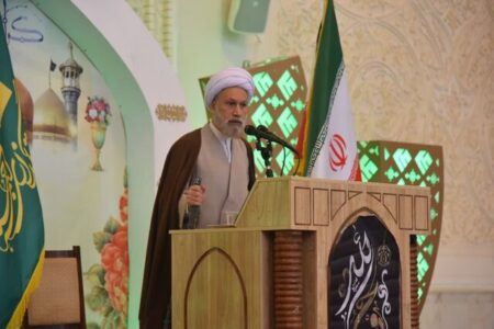امام جمعه شیراز: دولت باید حواسش باشد همان که رهبر می‌گوید و ملت هم‌ حواسش باشد که همان که رهبر می‌خواهد