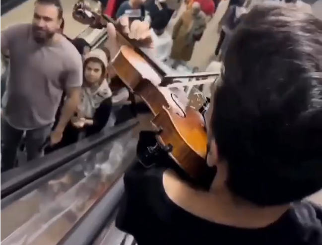 نوازندگی زیبای یک پسر در مترو تهران/ FILM