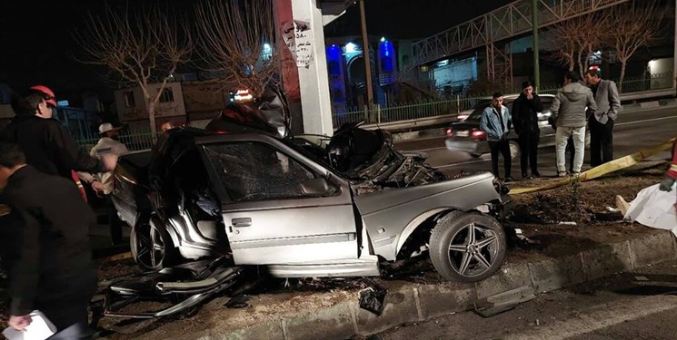 برخورد سمند با تیر چراغ برق در خمینی‌شهر۲ فوتی بر جای گذاشت