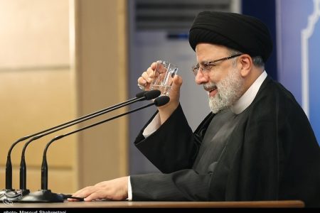 ابراهیم رئیسی به نامه کدام اقتصاددان کنایه زَد/ آیا آنگونه که رئیسی مدعی شد “همه چی آرومه؟”