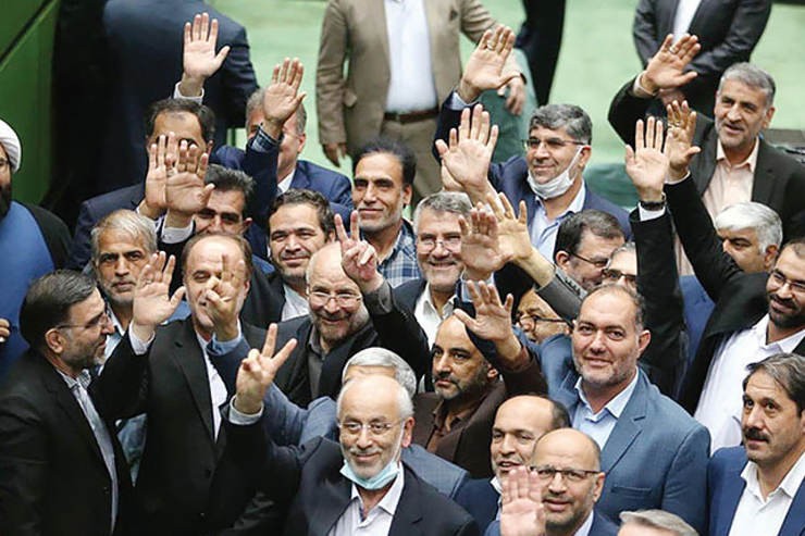کیهان: رسانه‌های اصلاح‌طلب با تور کردن نماینده‌های غافل، می‌خواهند دولت و مجلس را تخریب کنند