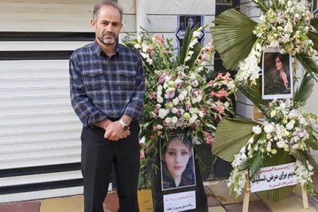 رسانه‌های مخالف: پدر مهسا امینی به منزل برگردانده شد | خبرگزاری دولت: اصلاً بازداشت نشده بود