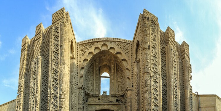 سردر جورجیر آمیخته ای بی‌همتا از آجرکاری و گچ‌بری