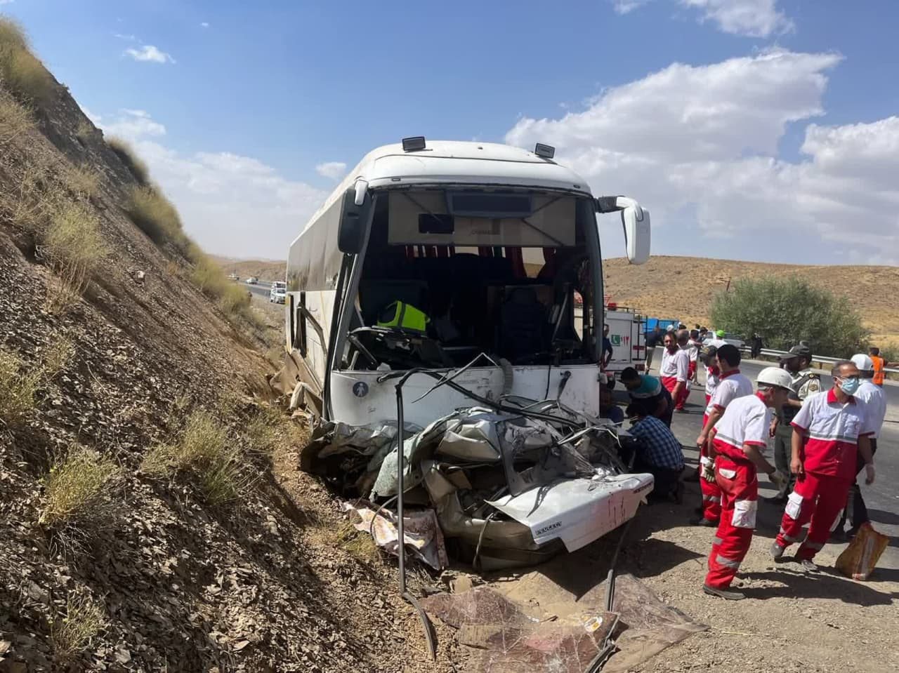تصادف پژو و اتوبوس در اصفهان ۲ فوتی و ۱۰ مصدوم بر جای گذاشت+عکس