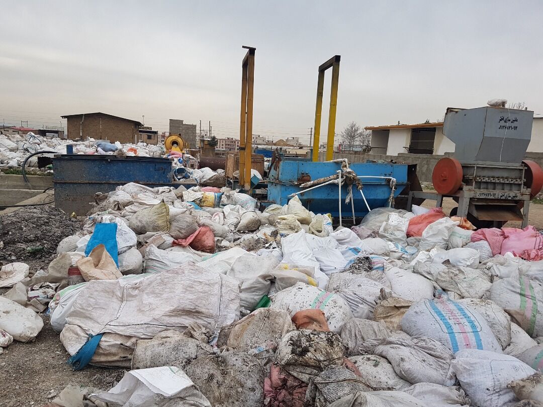 متخلفانِ سوزاندنِ زباله های پلاستیکی در رامشه اصفهان تحت پیگرد قانونی هستند