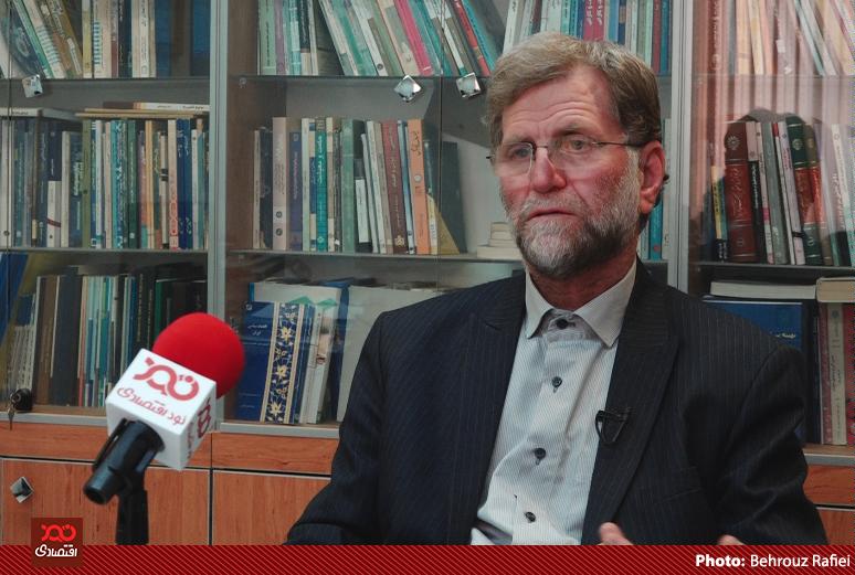 استاد دانشگاه: هیچ آرمانی آنقدر مهم نیست که به خاطرش مَردم تحت فشار باشند
