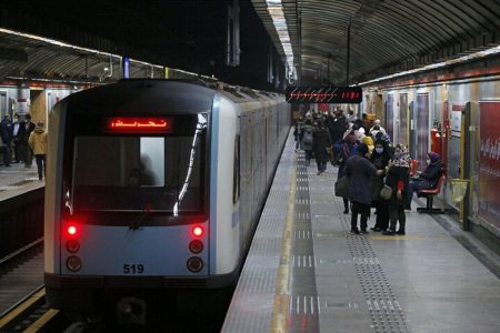 اقدام جدید شهرداری تهران؛ قفل و جوش بین واگن زنان و مردان در مترو!