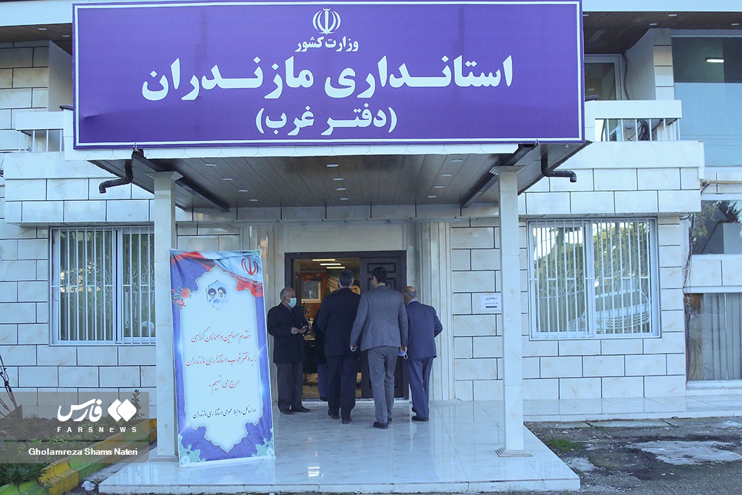 یک شهروند مازنی دیروز مقابل استانداری خودش را آتش زَد