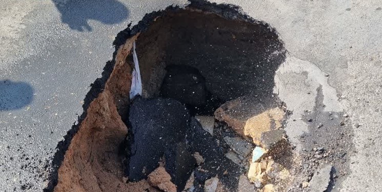 شکستگی لوله انتقال آب فضای سبز در چهارراه نظر اصفهان