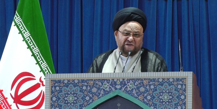 امام جمعه اصفهان: با برنامه‌های بسیج دانش‌آموزی می‌توانیم دانش‌آموزان را در برابر اهداف دشمنان مقاوم کنیم