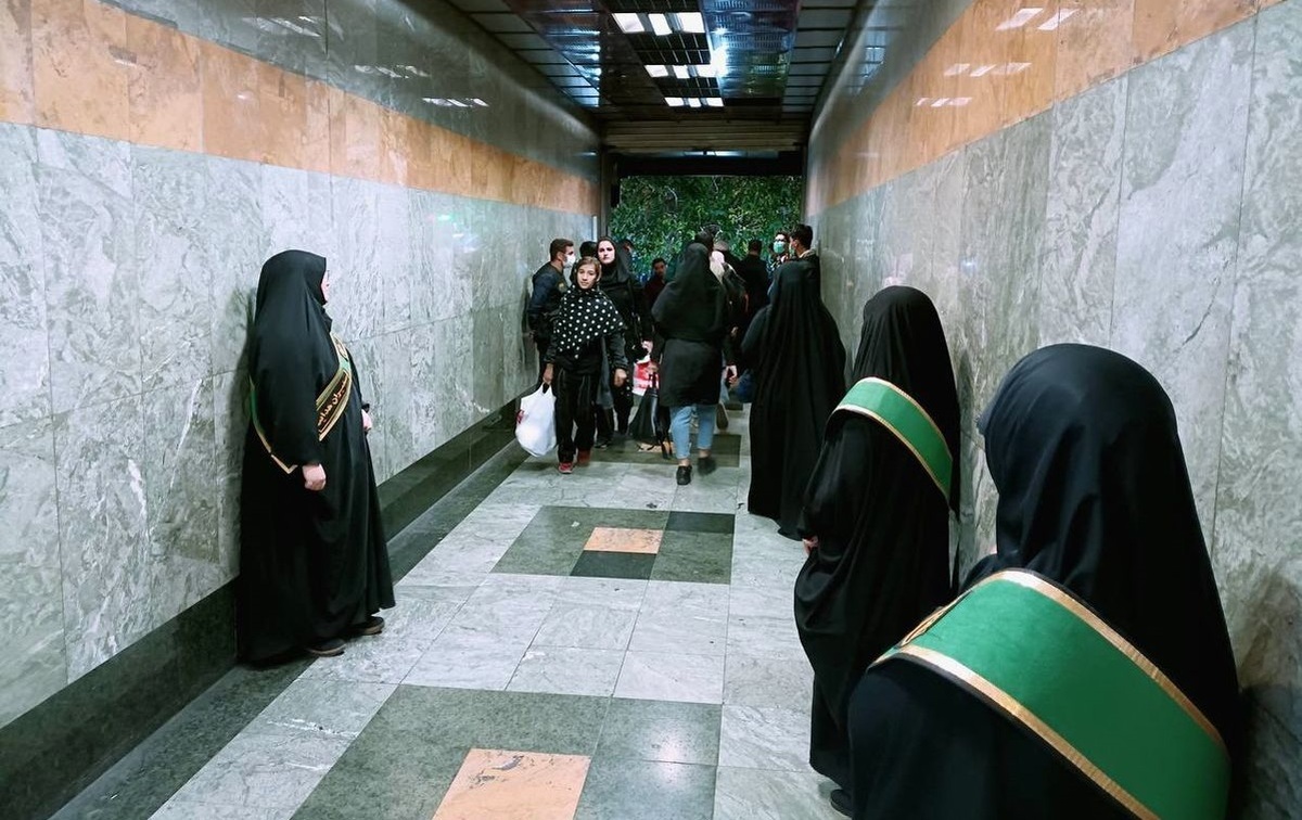 عباس عبدی: شأن حکومت هدایت کردن مردم نیست / تونل انسانی در مترو، خشم و نفرت را افزایش می‌دهد