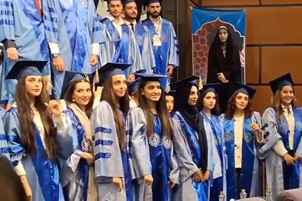 یکی از دانشجویان پردیس کیش: فکر می‌کردیم با کلاه فارغ‌التحصیلی مشکلی وجود نداشته باشد