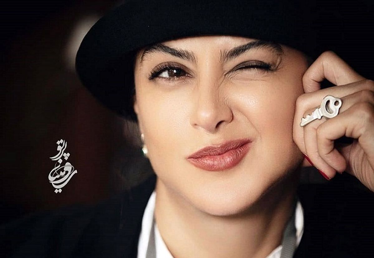 آزاده صمدی را در فرودگاه ممنوع‌الخروج کَردند