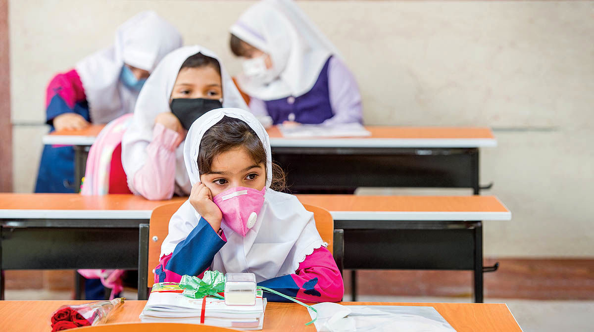 دعوت به کار معلم بازنشسته عصا به دست با ۶۵ سال سن