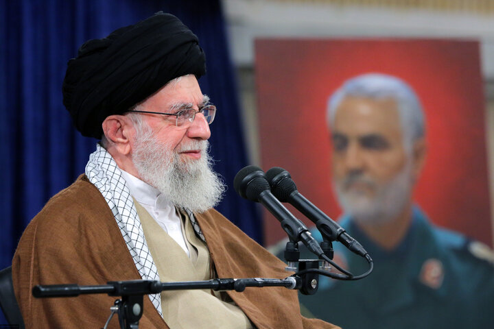 آیت‌الله خامنه‌ای رهبر انقلاب: انتخابات جلوی دیکتاتوری را می‌گیرد