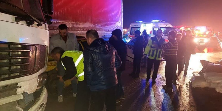 تصادف ۳ دستگاه خودرو در آزادراه اصفهان-کاشان ۲ فوتی بر جای گذاشت