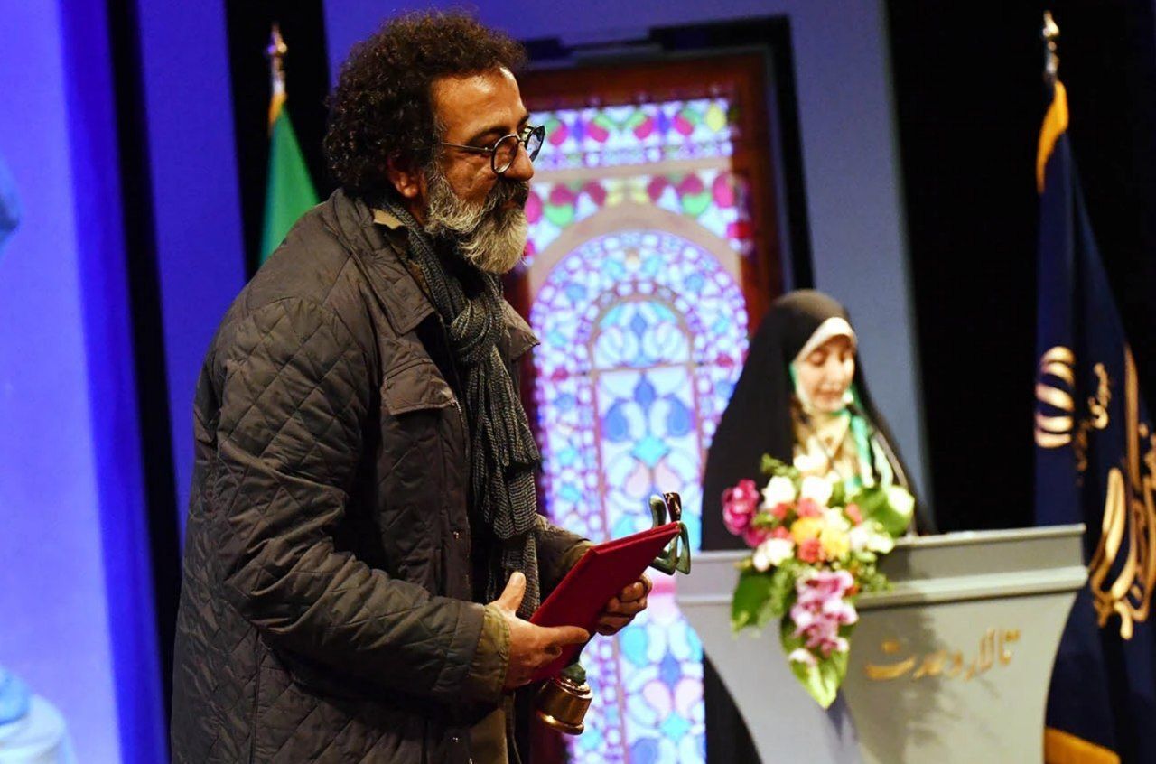 مجری ممنوع‌التصویر صداوسیما در جشنواره فجر جایزه گرفت